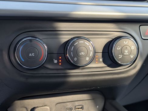 Used 2024 Chevrolet Trax RS w/ Sunroof Package image 20