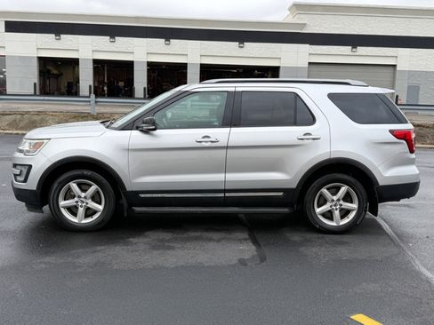 Used 2017 Ford Explorer XLT image 5