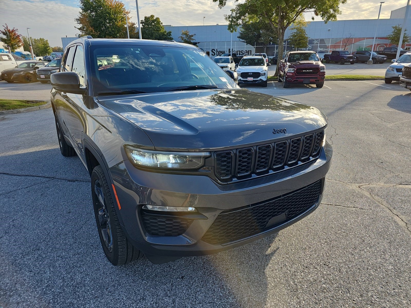 Used 2024 Jeep Grand Cherokee Limited w/ Black Appearance Package AWD/4WD image 8