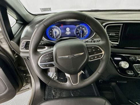 Used 2025 Chrysler Pacifica Select FWD image 12
