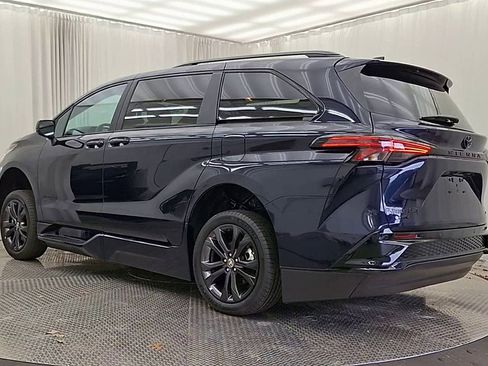 Used 2025 Toyota Sienna XSE image 6