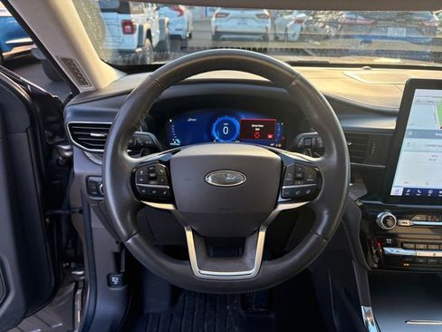 Used 2021 Ford Explorer Platinum w/ Premium Technology Package image 9
