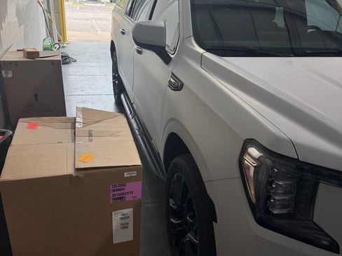 Used 2023 GMC Yukon XL SLT w/ Max Trailering Package RWD image 2