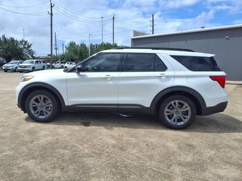 Used 2023 Ford Explorer XLT w/ Equipment Group 202A RWD image 5