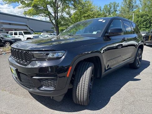 Used 2025 Jeep Grand Cherokee Altitude AWD/4WD image 3