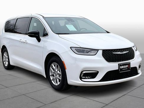 Used 2024 Chrysler Pacifica Touring-L image 2