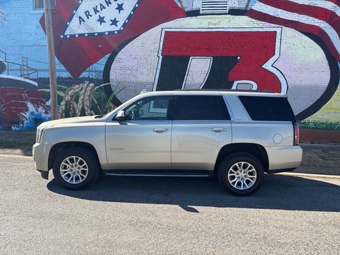 Used 2017 GMC Yukon SLT image 3