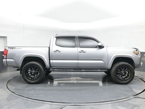 Used 2016 Toyota Tacoma TRD Sport image 11