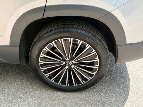 Used 2025 Volkswagen Taos SE FWD image 29