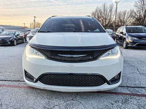 Used 2019 Chrysler Pacifica Limited w/ S Appearance Package image 2