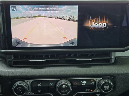 Used 2025 Jeep Gladiator Sport AWD/4WD image 18