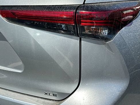 Used 2023 Toyota Highlander XLE FWD image 7