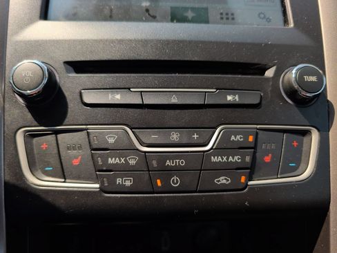 Used 2017 Ford Fusion SE w/ Fusion SE Technology Package AWD/4WD image 16