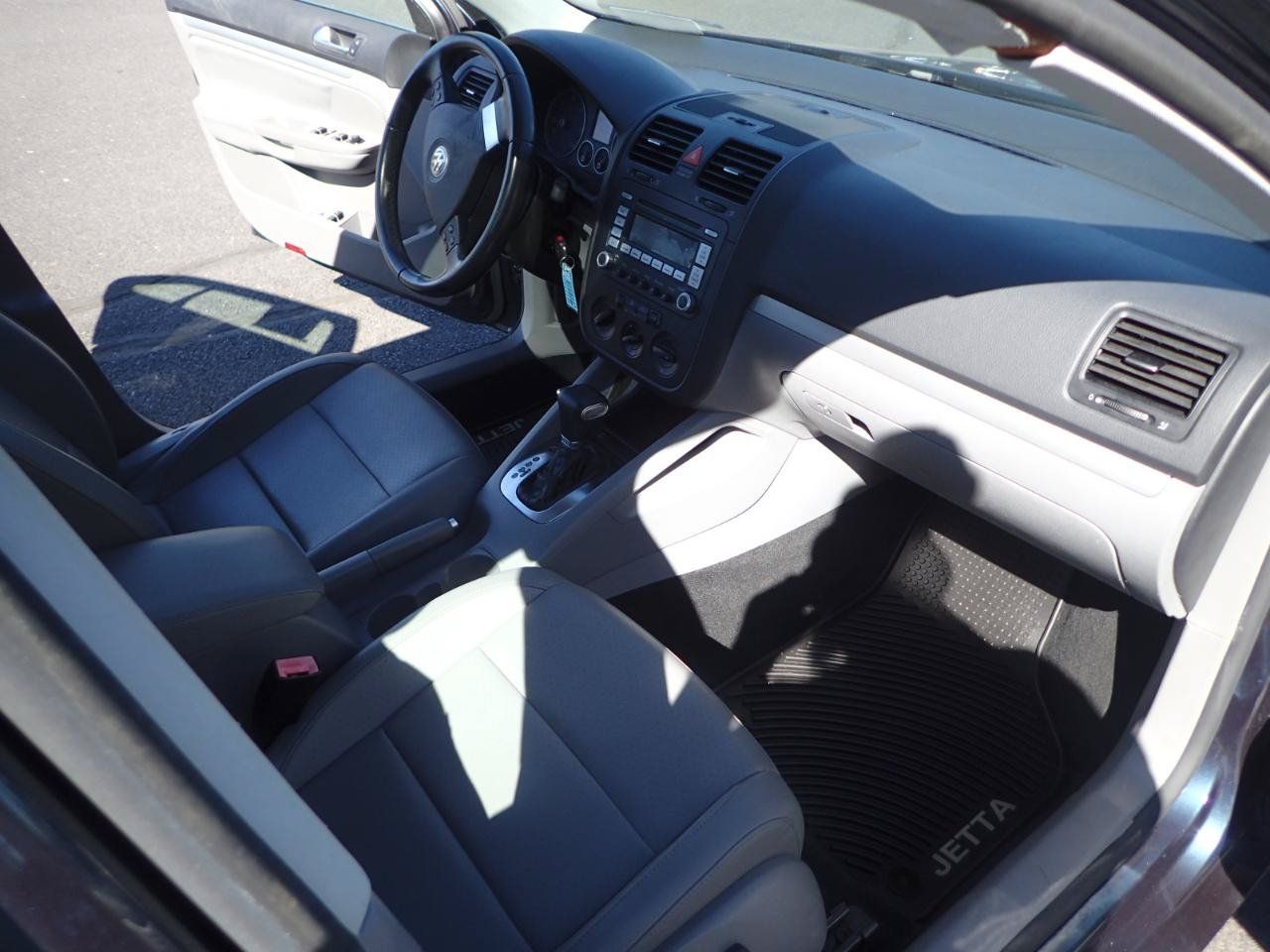 Used 2009 Volkswagen Jetta TDI FWD image 12