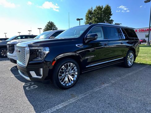 Used 2021 GMC Yukon XL Denali w/ Denali Ultimate Package AWD/4WD image 2