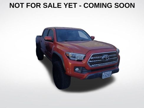 Used 2017 Toyota Tacoma TRD Off-Road image 1