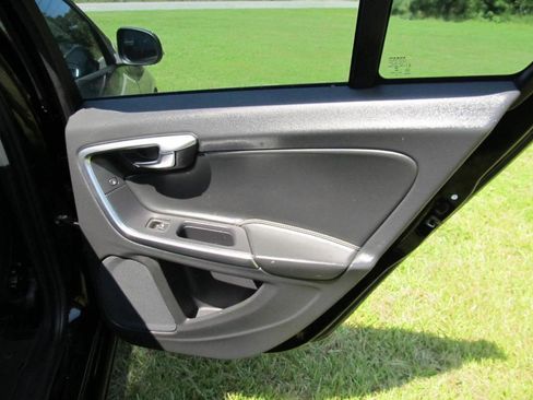 Used 2018 Volvo V60 T5 Dynamic w/ Vision Package image 34