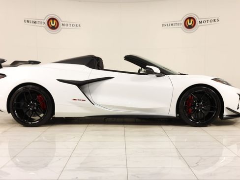 Used 2025 Chevrolet Corvette Z06 w/ Z07 Performance Package RWD image 2