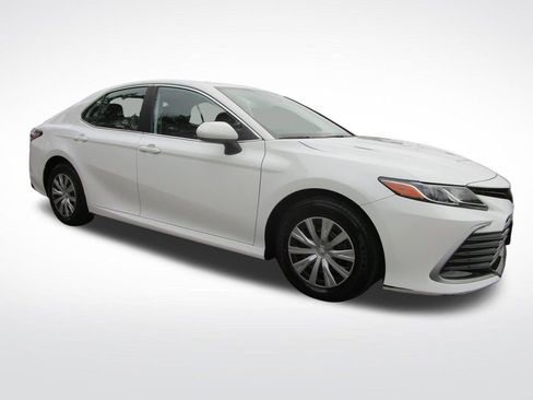 Used 2022 Toyota Camry LE image 5