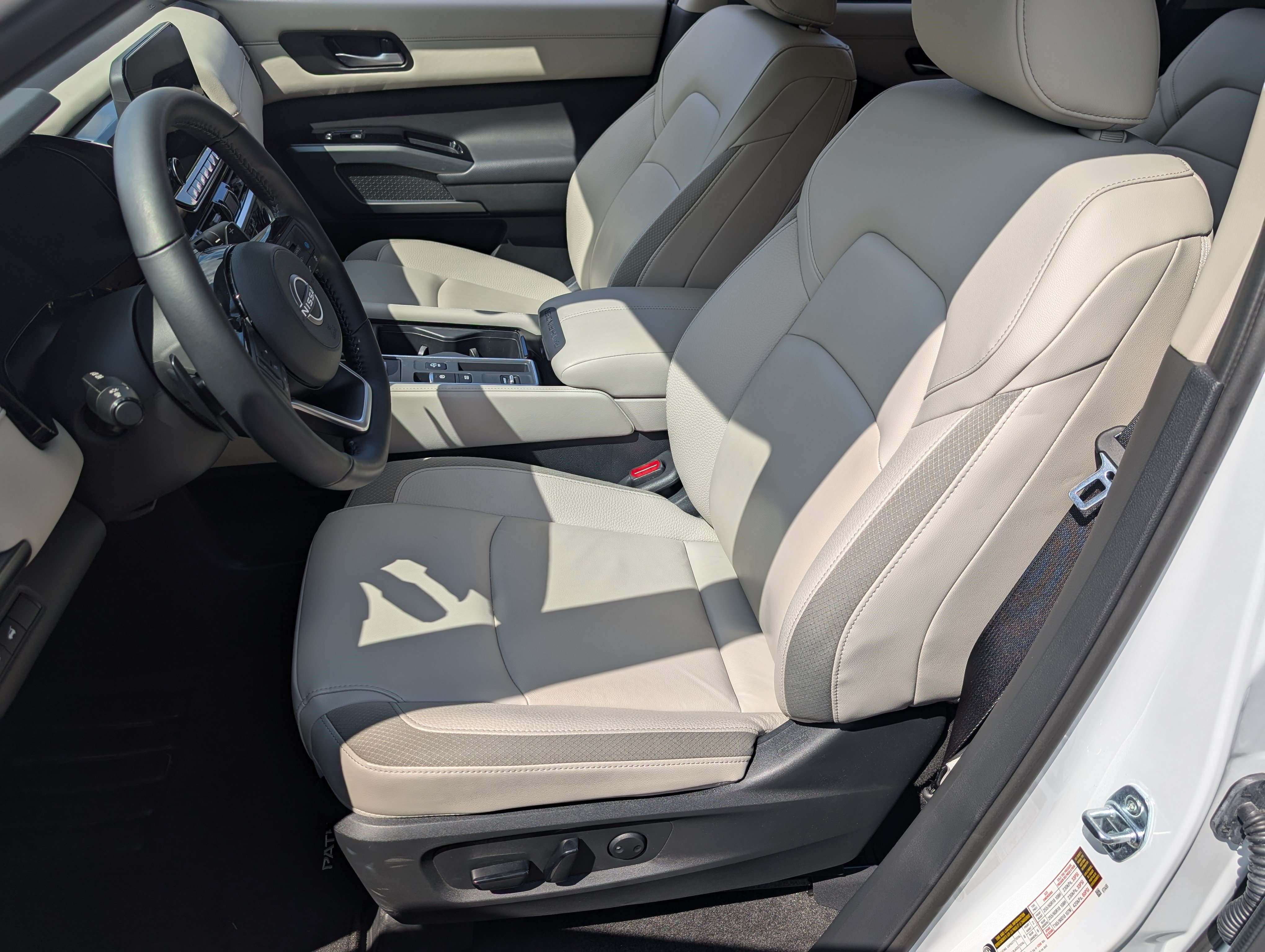 Used 2025 Nissan Pathfinder SL FWD image 16