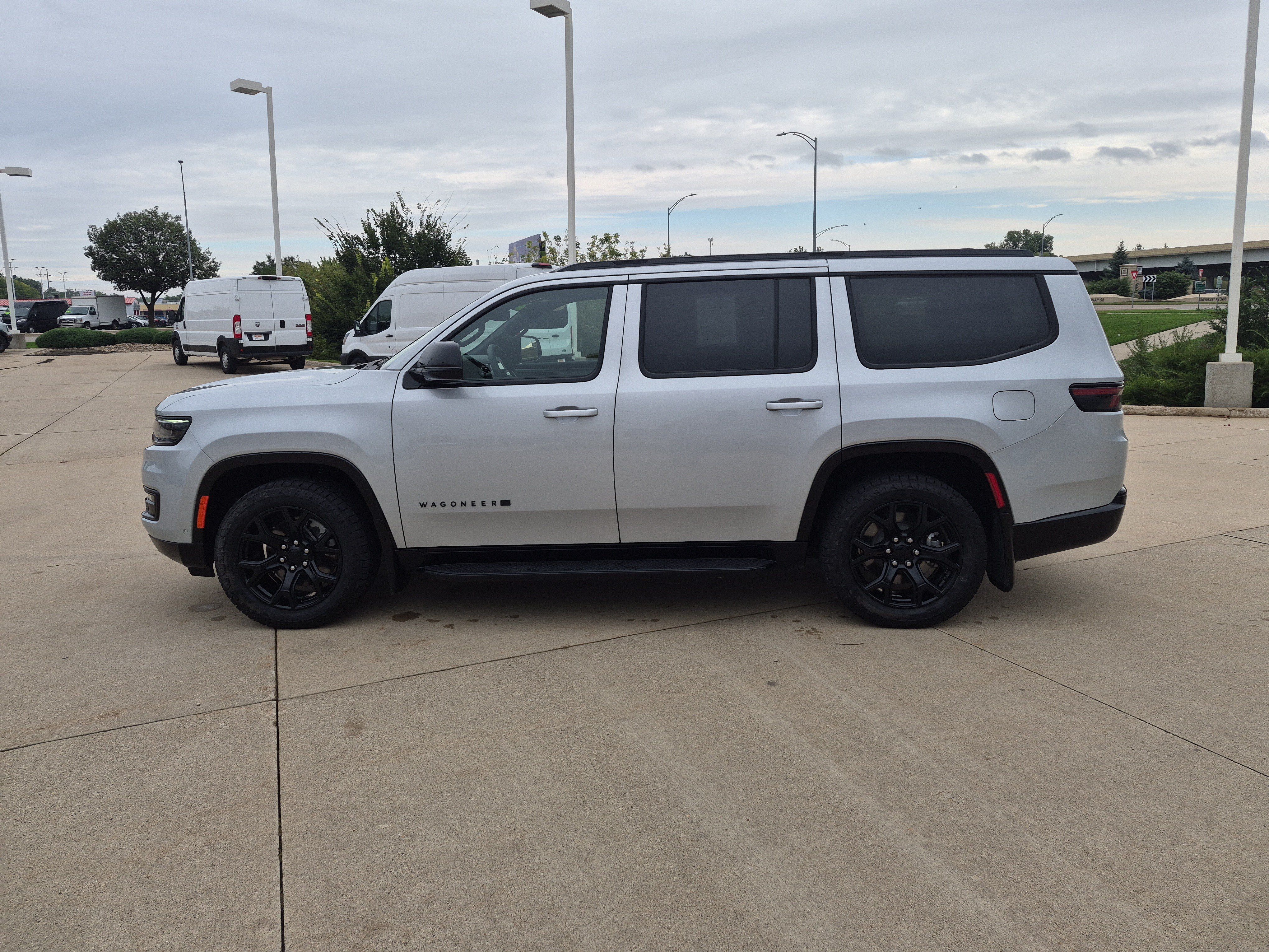 Used 2024 Jeep Wagoneer Series II AWD/4WD image 9