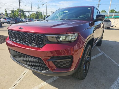 Certified 2024 Jeep Grand Cherokee Altitude AWD/4WD image 7