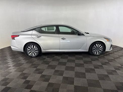 Used 2025 Nissan Altima 2.5 SV FWD image 6