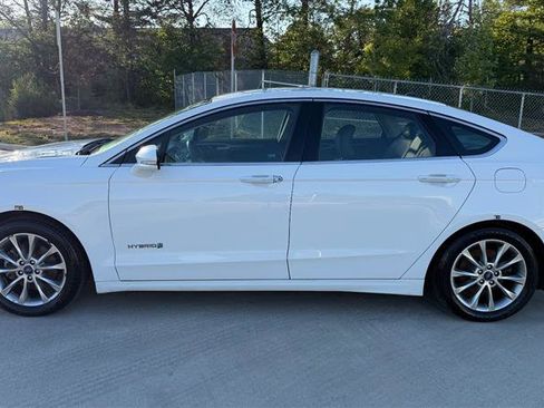 Used 2017 Ford Fusion SE w/ Equipment Group 602A FWD image 2