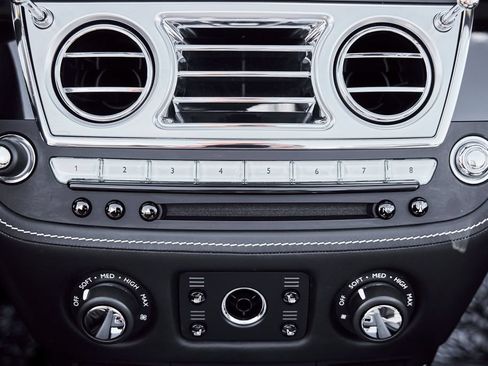 Used 2018 Rolls-Royce Dawn RWD image 65