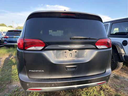 Used 2018 Chrysler Pacifica Touring-L FWD image 8