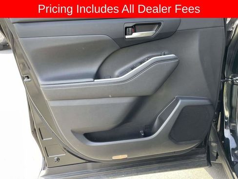Used 2024 Toyota Highlander XLE AWD/4WD image 20