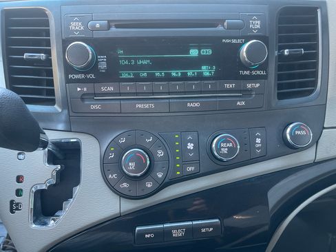 Used 2012 Toyota Sienna LE image 33