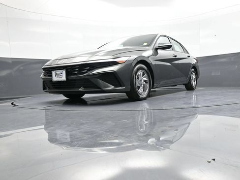 Certified 2025 Hyundai Elantra SE FWD image 24
