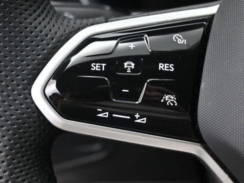 Used 2024 Volkswagen Tiguan SE R-Line image 17