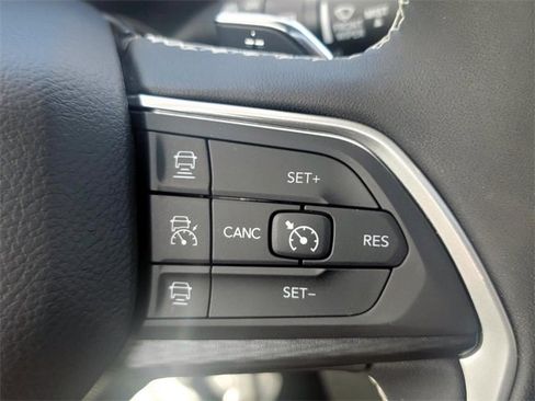 Used 2025 Jeep Grand Cherokee Laredo X image 24