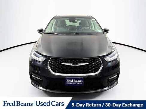 Used 2023 Chrysler Pacifica Touring-L FWD image 2