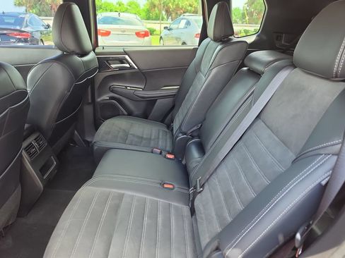 Used 2024 Mitsubishi Outlander SE Black Edition FWD image 13