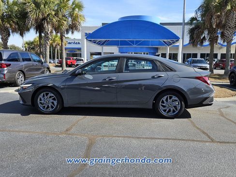 Used 2024 Hyundai Elantra SEL image 2