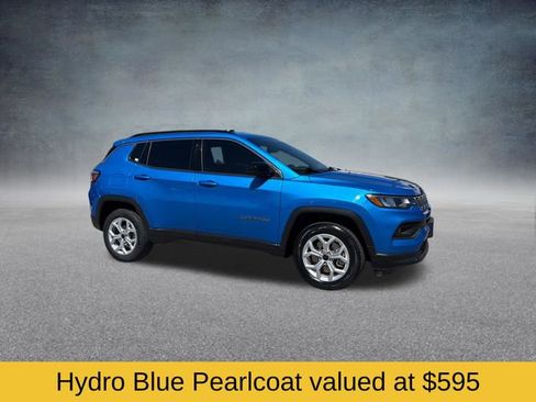 Used 2025 Jeep Compass Latitude AWD/4WD image 2