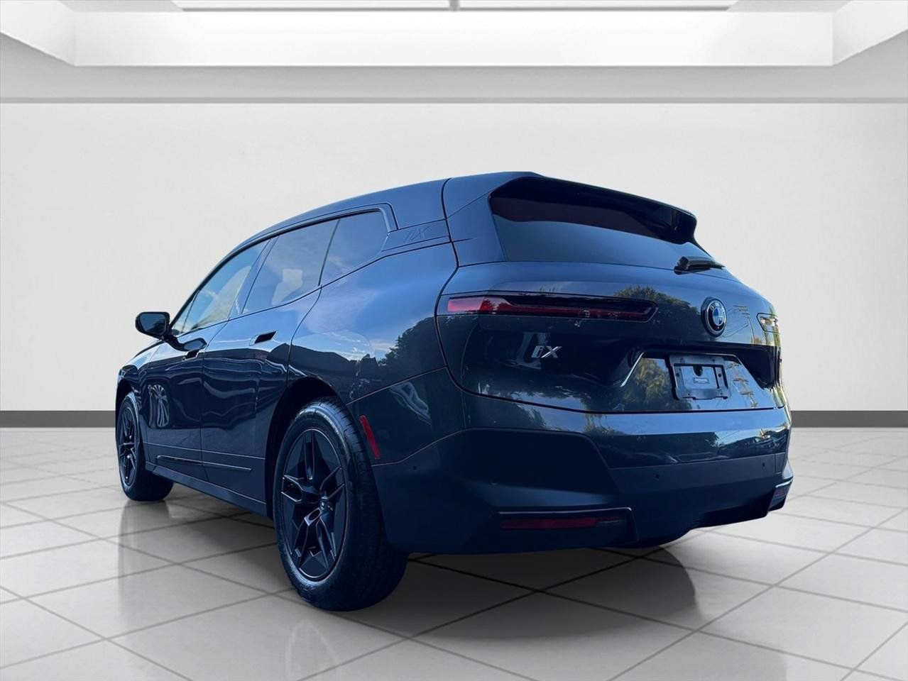 Used 2024 BMW iX xDrive50 AWD/4WD image 3