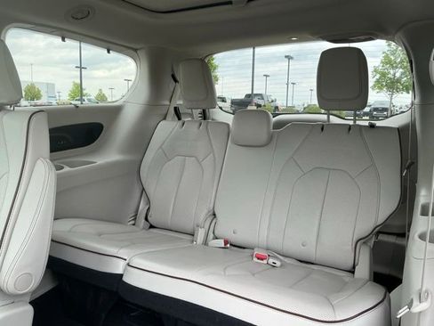 Used 2019 Chrysler Pacifica Limited FWD image 37