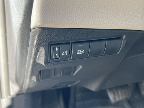 Used 2025 Toyota Corolla Cross L image 29