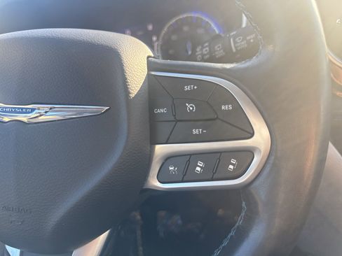 Used 2021 Chrysler Pacifica Touring-L image 26