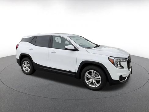 Used 2024 GMC Terrain SLE FWD image 2