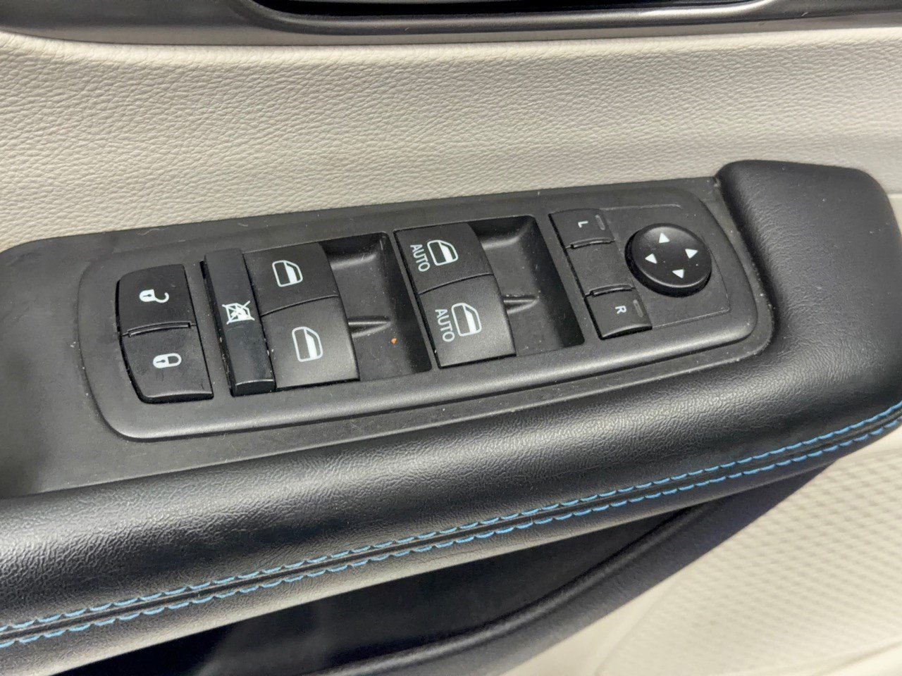 Used 2021 Chrysler Pacifica Touring FWD image 15