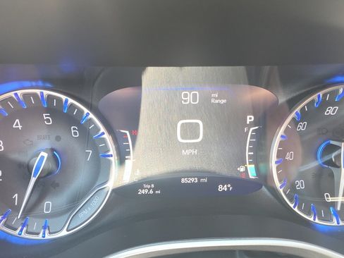 Used 2023 Chrysler Pacifica Touring-L FWD image 21