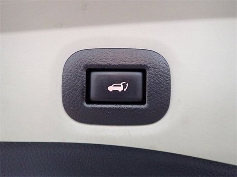 Used 2020 Nissan Rogue SV image 18