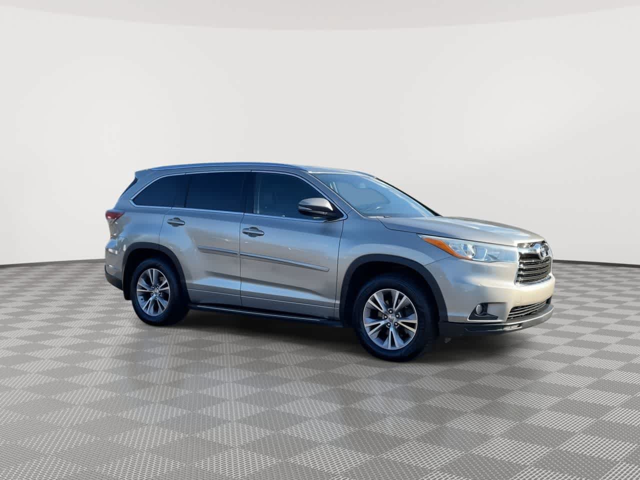 Used 2015 Toyota Highlander XLE AWD/4WD image 2
