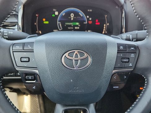 Used 2025 Toyota Camry SE image 11