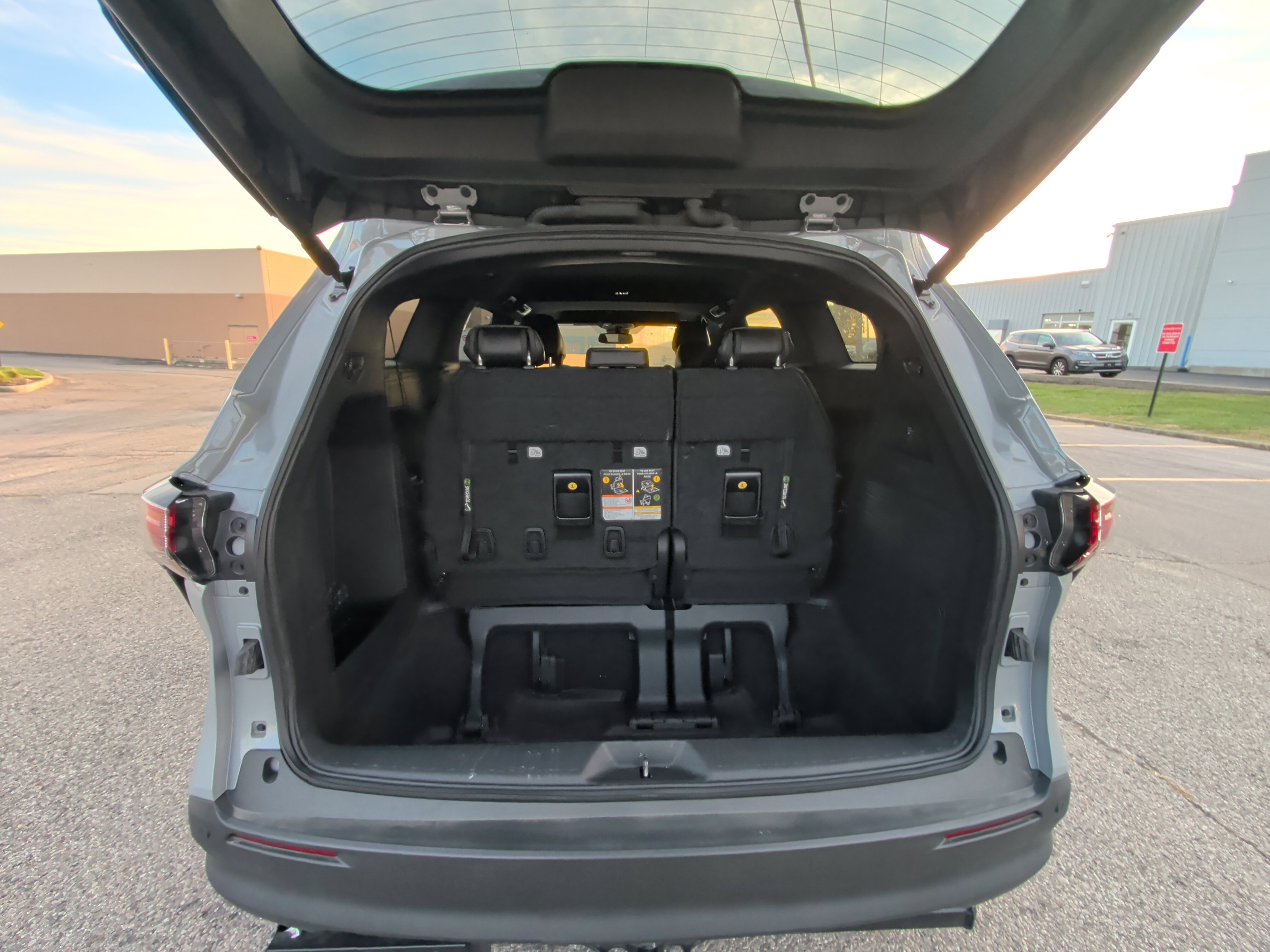 Used 2025 Toyota Sienna XLE Woodland Edition AWD/4WD image 8